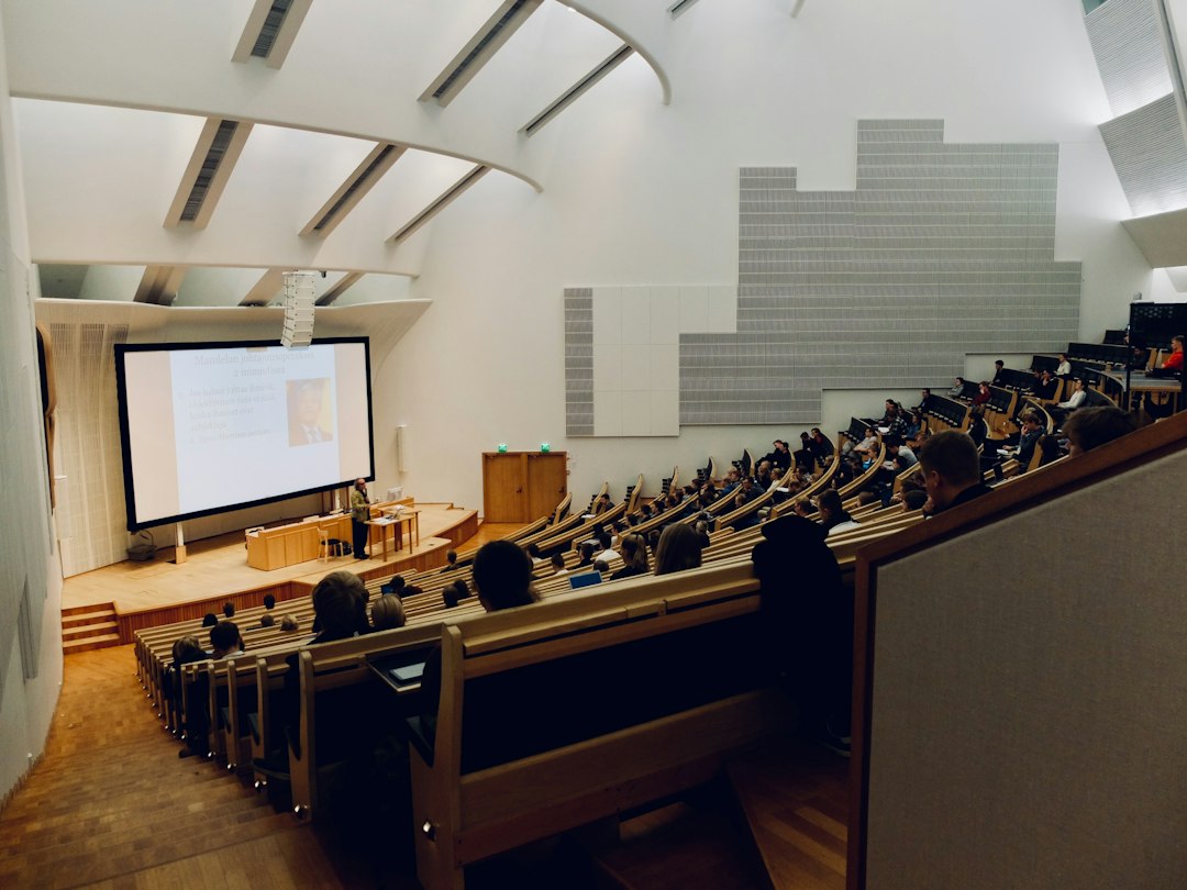 Étudiants réunis dans une salle de cours universitaire